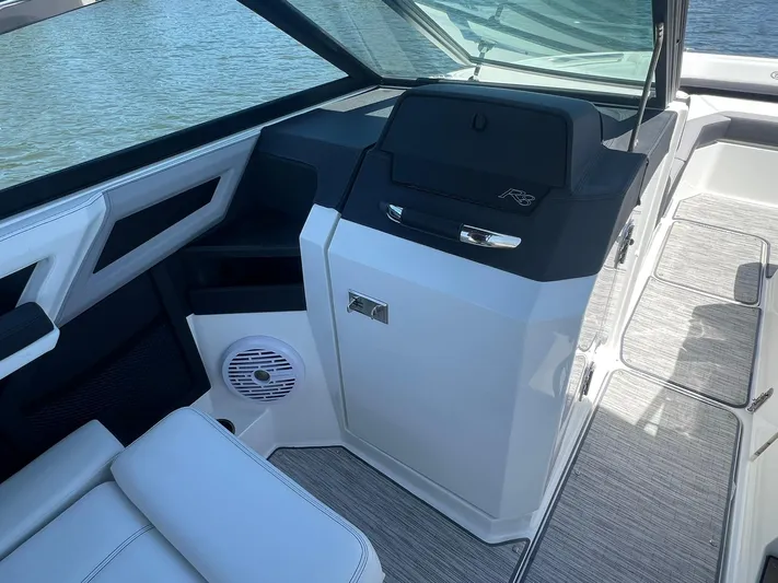  Yacht Photos Pics 2022 Cobalt R8 Outboard boat interior with sleek design and modern features.