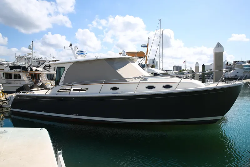 Risk & Reward Yacht Photos Pics 
