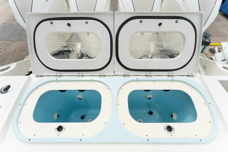  Yacht Photos Pics 2018 Hydra-Sports 4200 Siesta boat livewell compartments, open and ready for use.