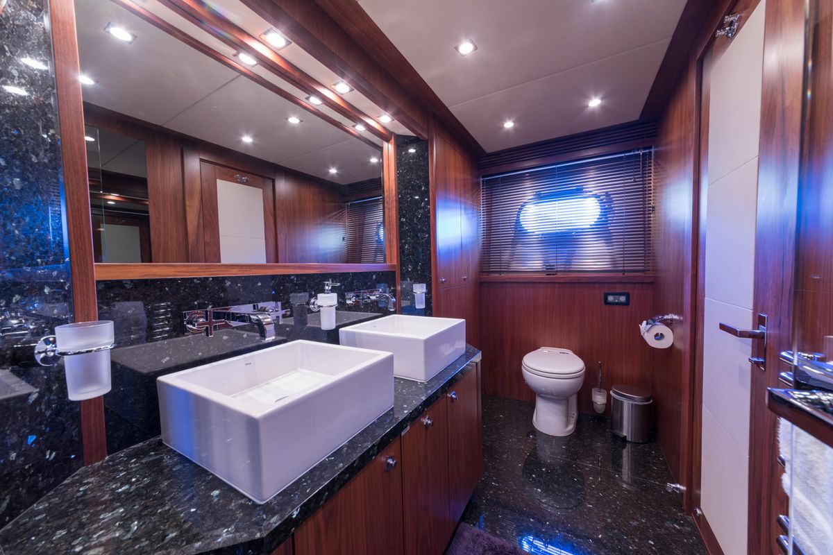 2009 Sunseeker 121 