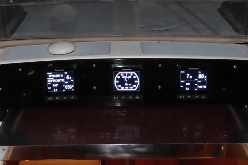 Sea Pearl Yacht Photos Pics Hylas 54' 1998 yacht navigation display panel.