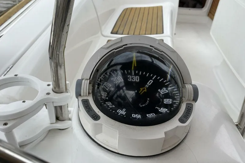 J'ouvert Yacht Photos Pics Compass on 2009 Beneteau 43 yacht, showing direction 330 degrees.