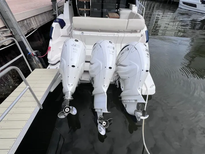  Yacht Photos Pics 2022 Regal 42 Fxo - Image 14