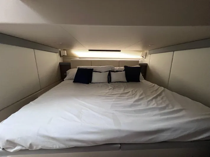  Yacht Photos Pics 2022 Regal 42 Fxo - Image 26