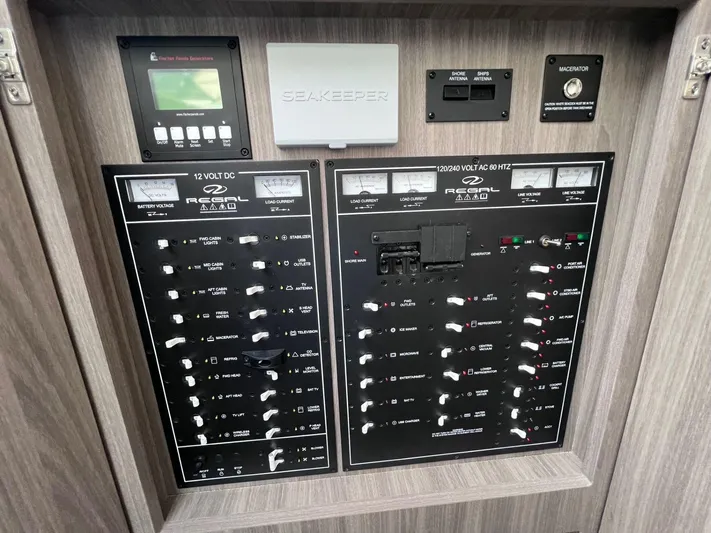  Yacht Photos Pics 2022 Regal 42 Fxo - Image 39