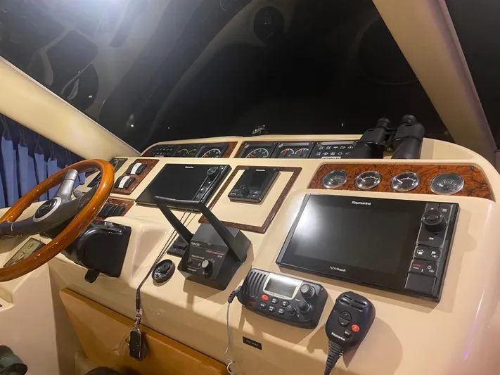  Yacht Photos Pics Control panel of a 2000 Sea Ray 515 Sedan Bridge yacht with navigation equipment.