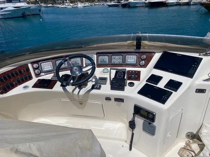  Yacht Photos Pics Cockpit of 2000 Sea Ray 515 Sedan Bridge with steering wheel and control panels.