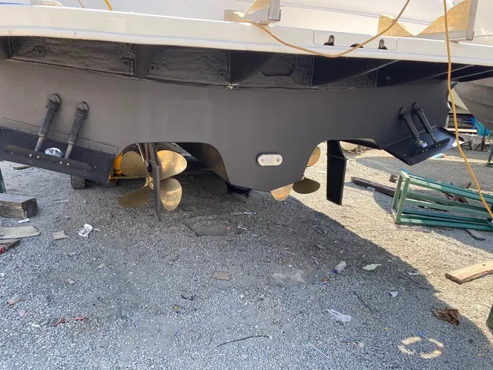  Yacht Photos Pics Rear view of a 2000 Sea Ray 515 Sedan Bridge boat on gravel.