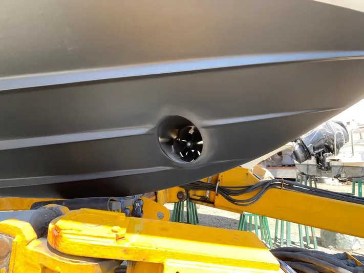  Yacht Photos Pics Close-up of a 2000 Sea Ray 515 Sedan Bridge hull with visible thruster.