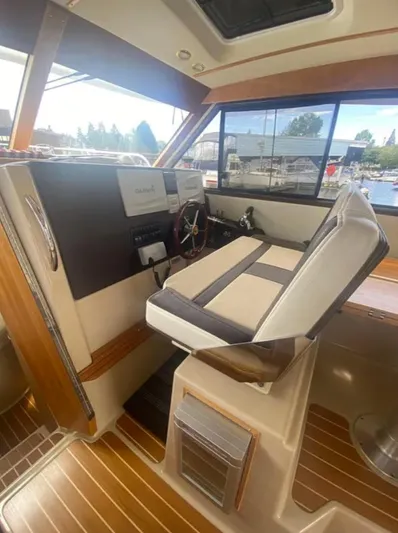 Elaine Hope Yacht Photos Pics 2017 Cutwater C-30 CB boat interior with helm station and seating.