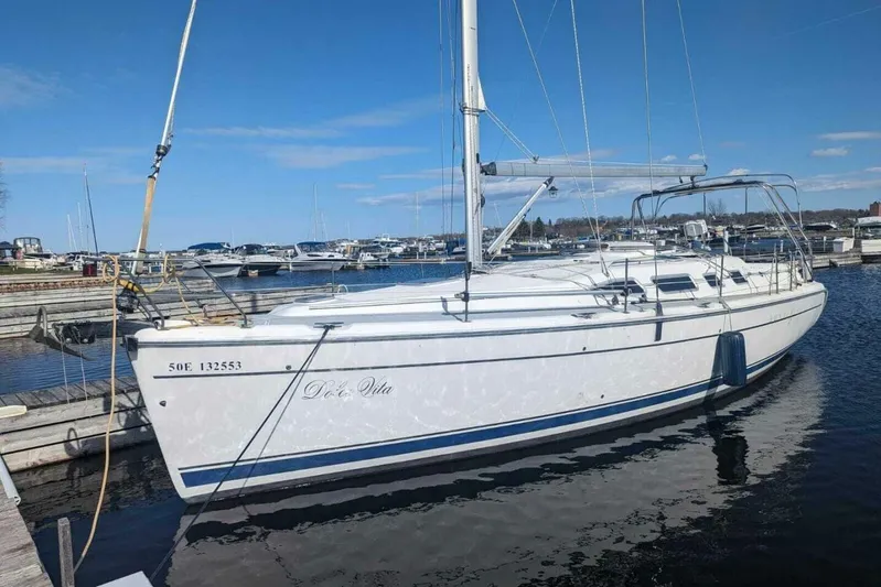 Dolce Vita Yacht Photos Pics 2004 Hunter 41 AC sailboat docked in a marina under a clear blue sky.