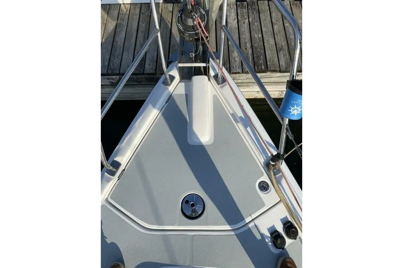 Dolce Vita Yacht Photos Pics Bow of 2004 Hunter 41 AC sailboat docked, featuring deck fittings and railings.