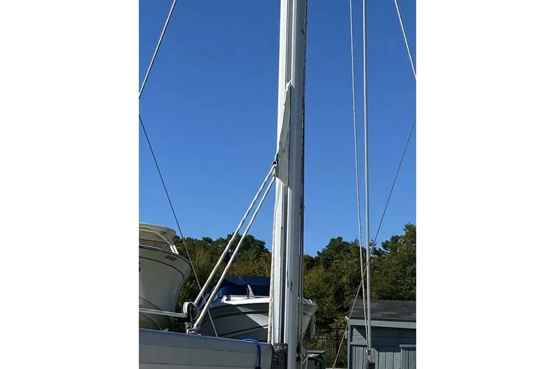 Dolce Vita Yacht Photos Pics Sailboat mast of 2004 Hunter 41 AC against clear blue sky.