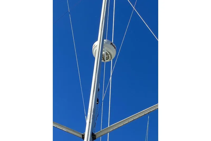 Dolce Vita Yacht Photos Pics Mast and rigging of 2004 Hunter 41 AC sailboat against clear blue sky.