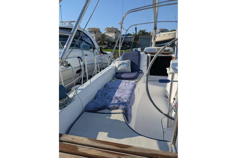 Dolce Vita Yacht Photos Pics 2004 Hunter 41 AC sailboat cockpit with cushions and nautical decor.