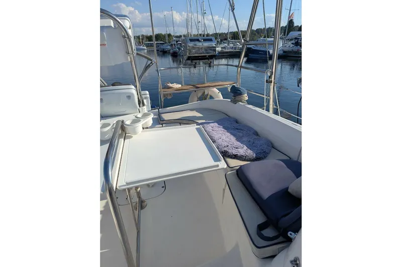 Dolce Vita Yacht Photos Pics 2004 Hunter 41 AC sailboat cockpit with cushions, table, and marina view.