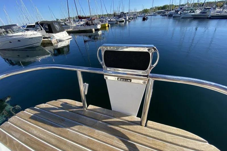 Dolce Vita Yacht Photos Pics Hunter 41 AC 2004 yacht at marina, featuring Edson steering pedestal.