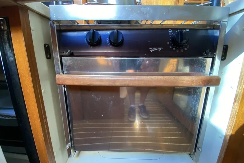 Dolce Vita Yacht Photos Pics Stainless steel oven in 2004 Hunter 41 AC yacht kitchen.