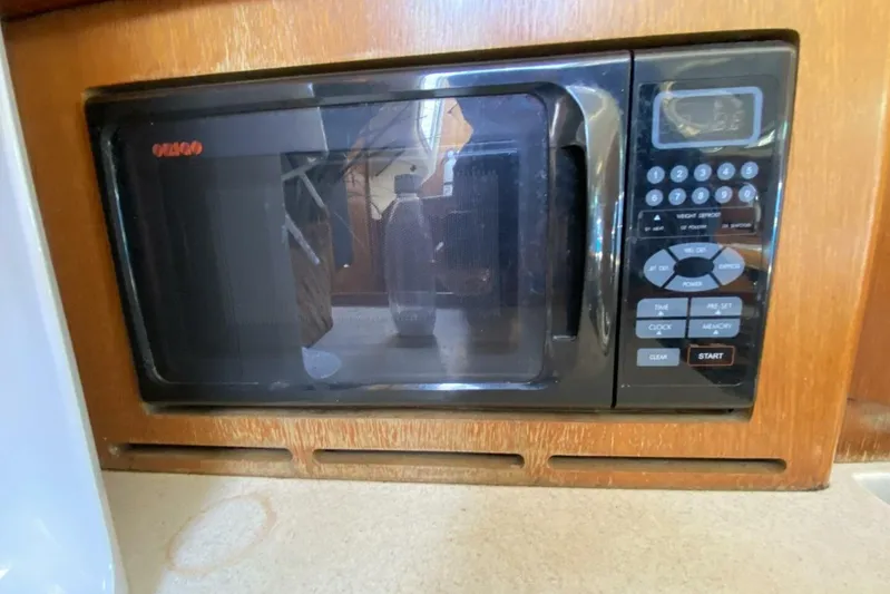 Dolce Vita Yacht Photos Pics Built-in microwave in a 2004 Hunter 41 AC yacht kitchen.