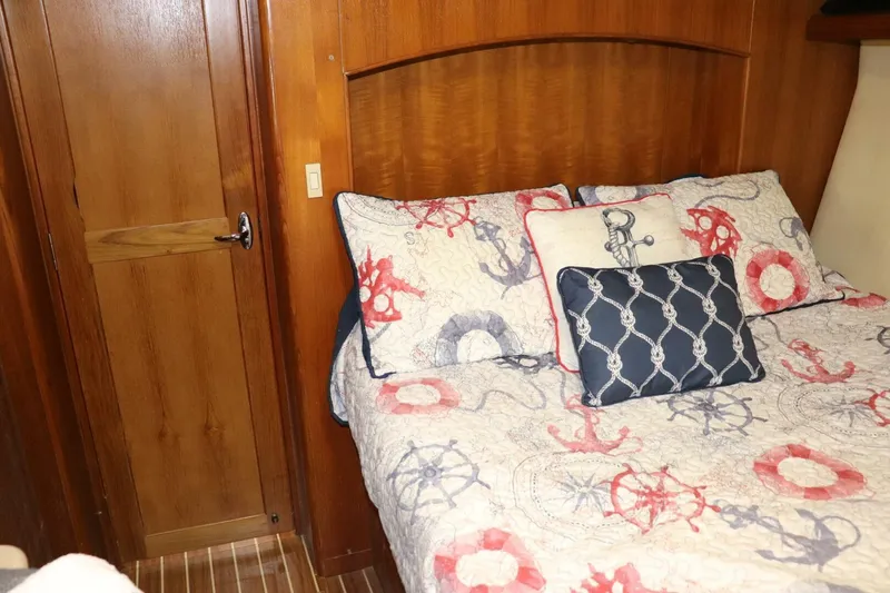 Dolce Vita Yacht Photos Pics Cozy cabin bedroom in 2004 Hunter 41 AC sailboat with nautical-themed bedding.