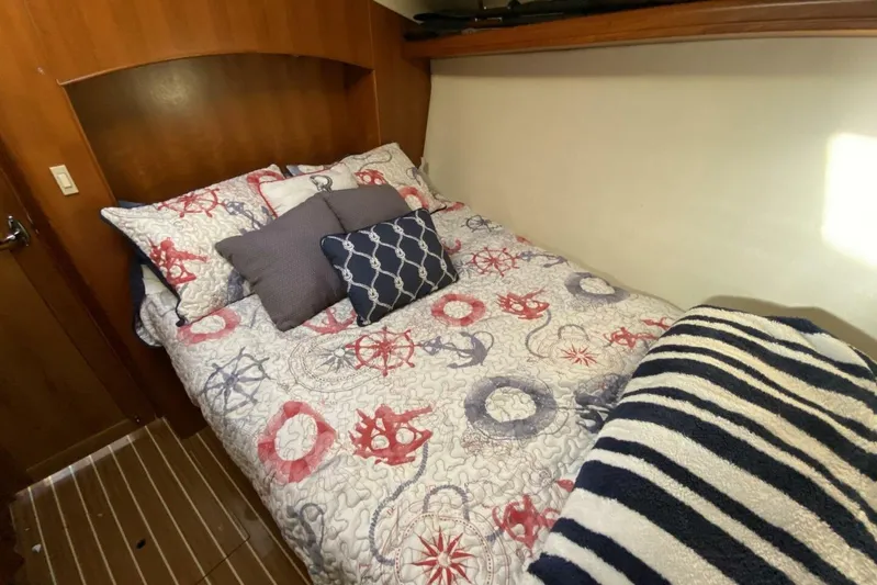 Dolce Vita Yacht Photos Pics Cozy cabin bedroom in 2004 Hunter 41 AC sailboat with nautical-themed bedding.