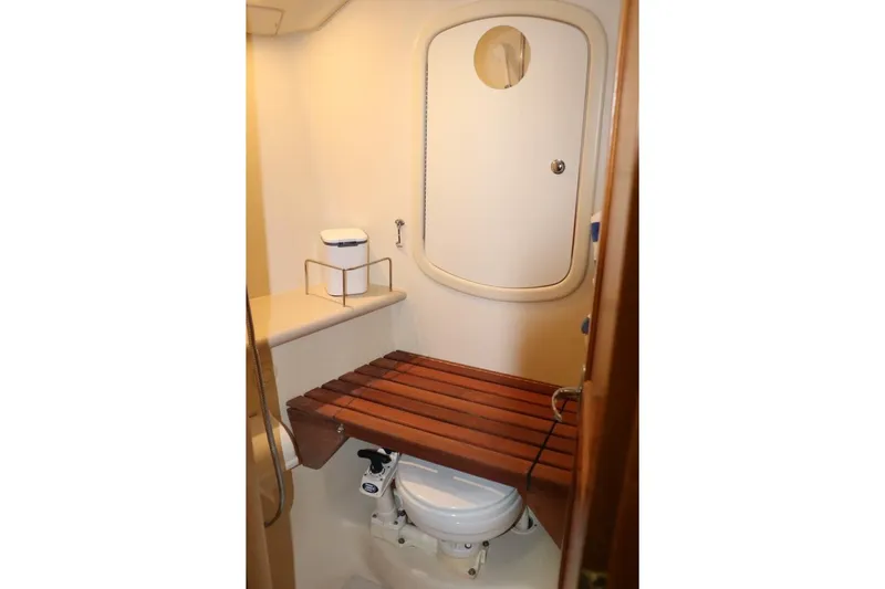 Dolce Vita Yacht Photos Pics 2004 Hunter 41 AC yacht bathroom with wooden bench and compact toilet.