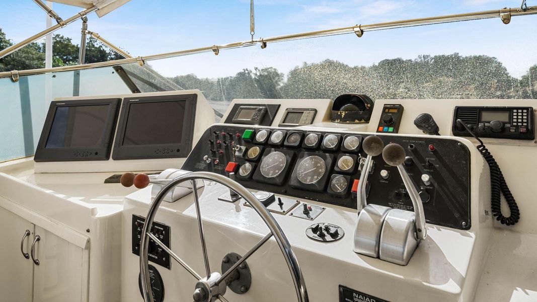 1990 Hatteras 70 Cockpit Motor Yacht