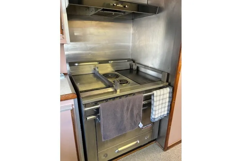 Western Shore Yacht Photos Pics Stainless steel kitchen stove with towels, Custom Expedition 1989 model.