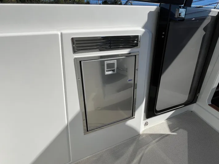  Yacht Photos Pics Beneteau Gran Turismo 41, 2025 model, featuring a sleek onboard refrigerator.