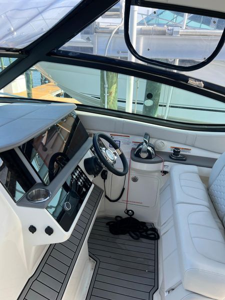 2021 Sea Ray 320 Sundancer