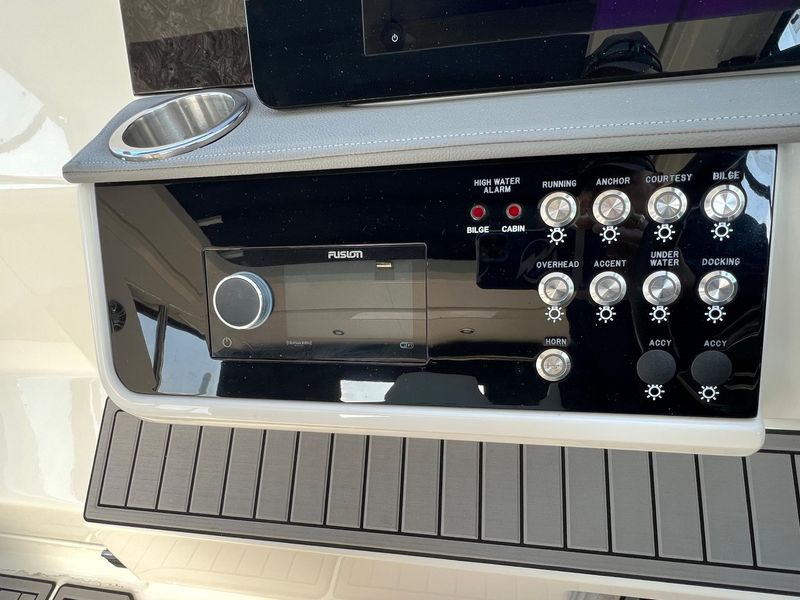 2021 Sea Ray 320 Sundancer