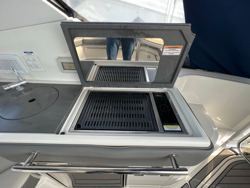 2021 Sea Ray 320 Sundancer