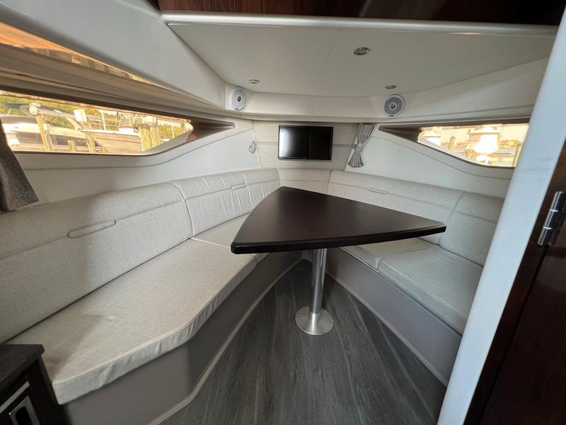 2021 Sea Ray 320 Sundancer