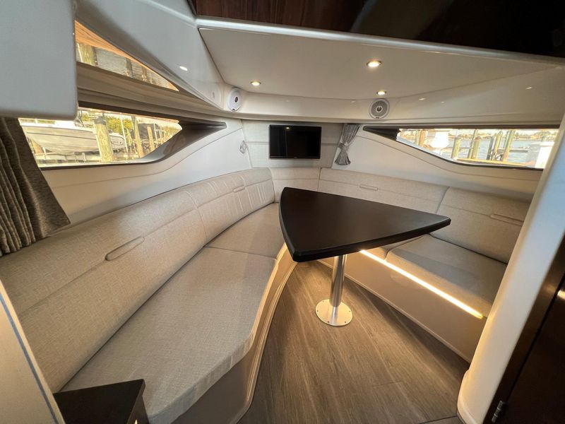 2021 Sea Ray 320 Sundancer