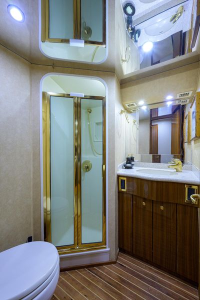 2005 Viking 61