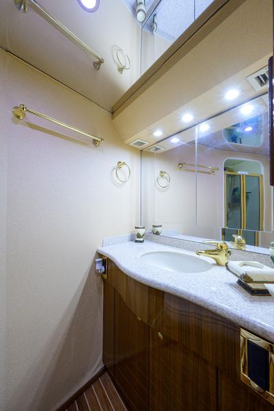 2005 Viking 61