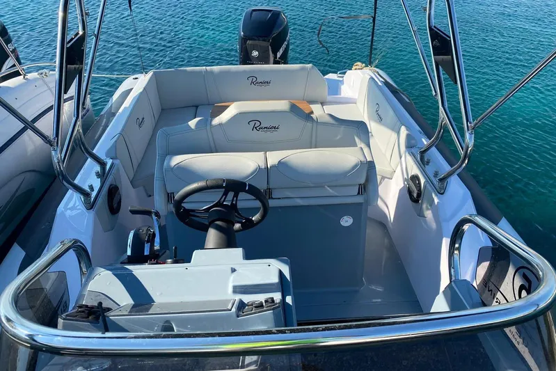  Yacht Photos Pics 2022 Ranieri CAYMAN 27.0 SPORT TOURING boat interior with steering wheel and seating.