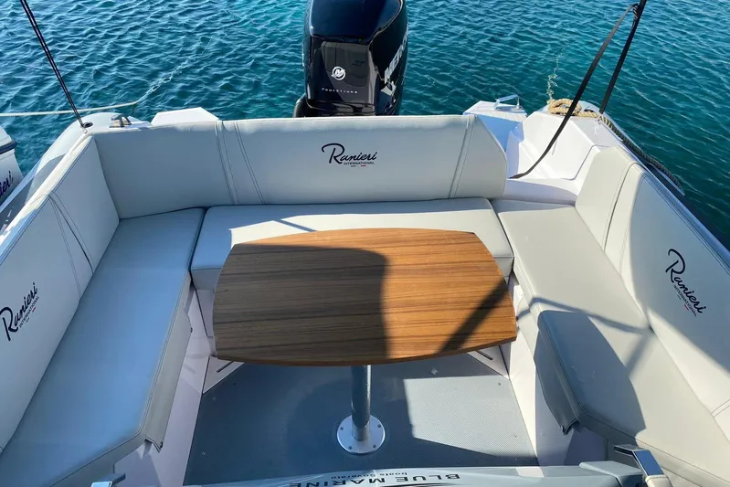  Yacht Photos Pics 2022 Ranieri CAYMAN 27.0 SPORT TOURING boat interior with seating and table.