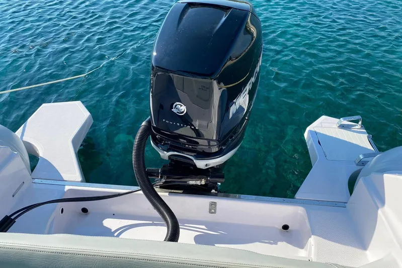  Yacht Photos Pics 2022 Ranieri CAYMAN 27.0 SPORT TOURING boat with Mercury outboard engine on clear water.