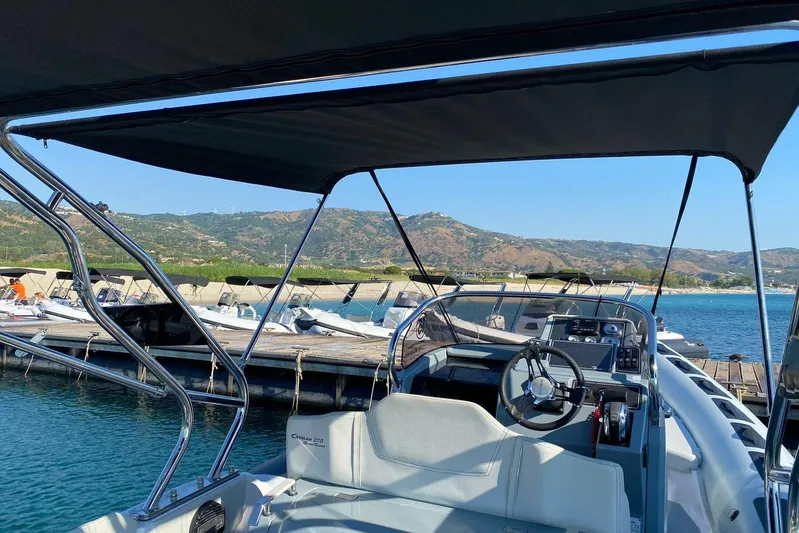  Yacht Photos Pics 2022 Ranieri CAYMAN 27.0 SPORT TOURING boat docked with scenic mountain backdrop.