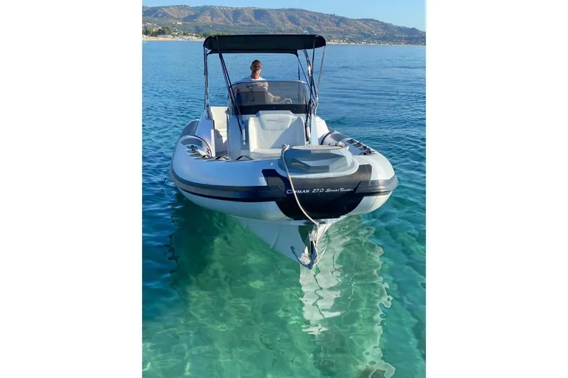  Yacht Photos Pics 2022 Ranieri CAYMAN 27.0 SPORT TOURING boat on clear blue water, front view.