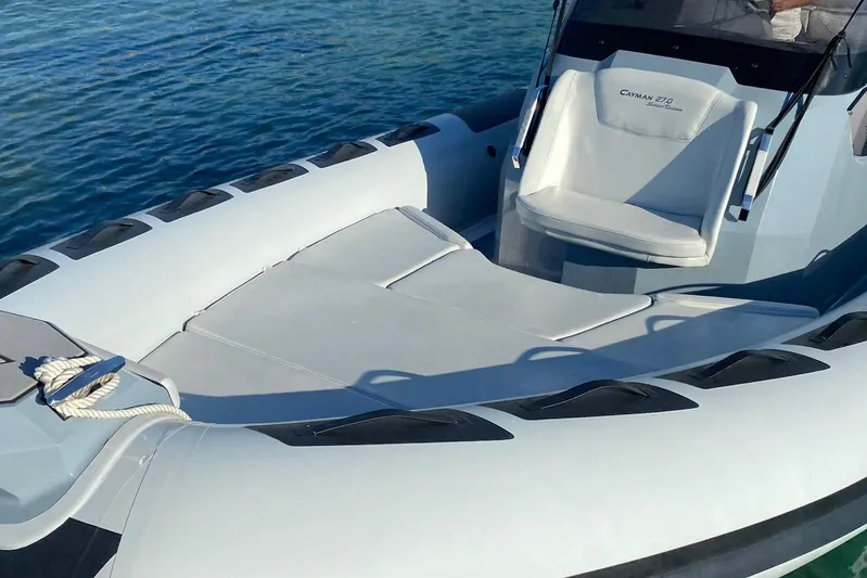  Yacht Photos Pics 2022 Ranieri CAYMAN 27.0 SPORT TOURING boat on water, featuring seating and deck.