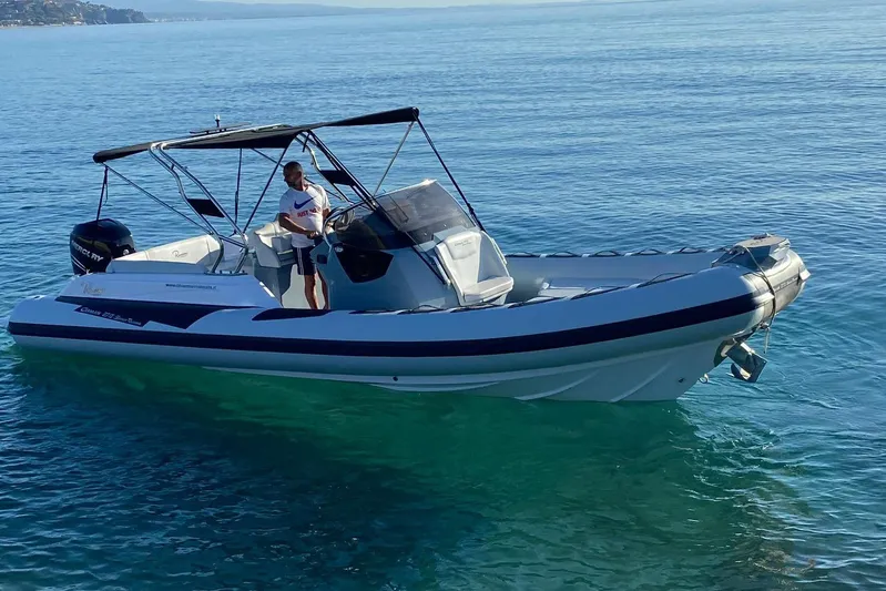  Yacht Photos Pics 2022 Ranieri CAYMAN 27.0 SPORT TOURING boat on clear blue water.