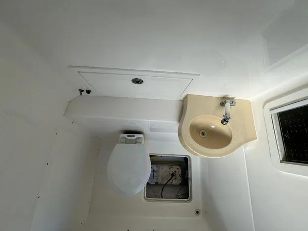 Killin Time II Yacht Photos Pics 2015 Invincible 39 Open Fisherman boat bathroom with toilet and sink.