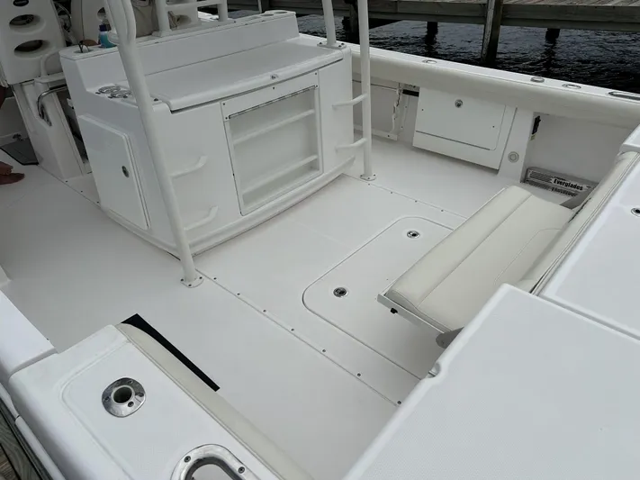 43 Everglades 435 Cc Yacht Photos Pics 2017 Everglades 435 Center Console boat interior with seating and storage compartments.