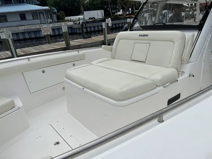 43 Everglades 435 Cc Yacht Photos Pics 2017 Everglades 435 Center Console boat with white cushioned seating at the dock.