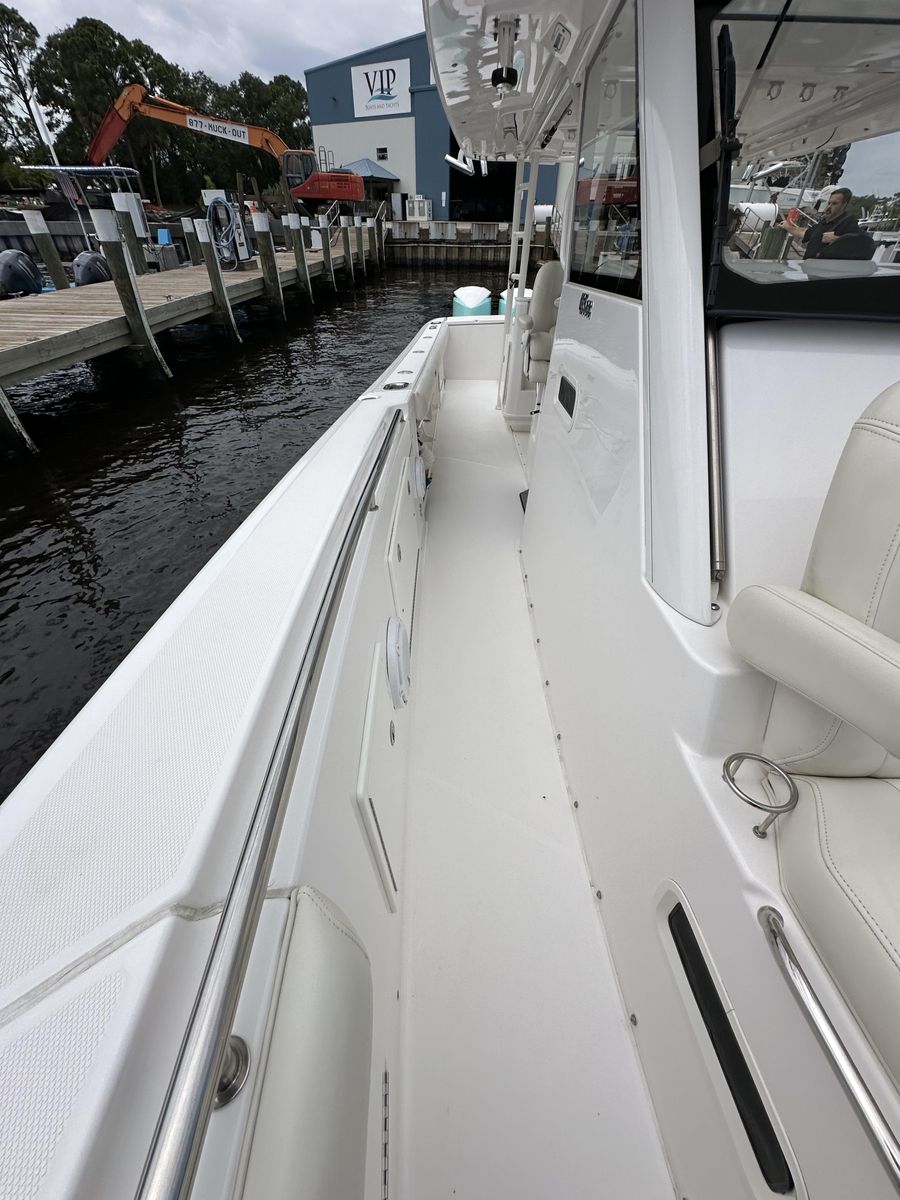 2017 Everglades 43 