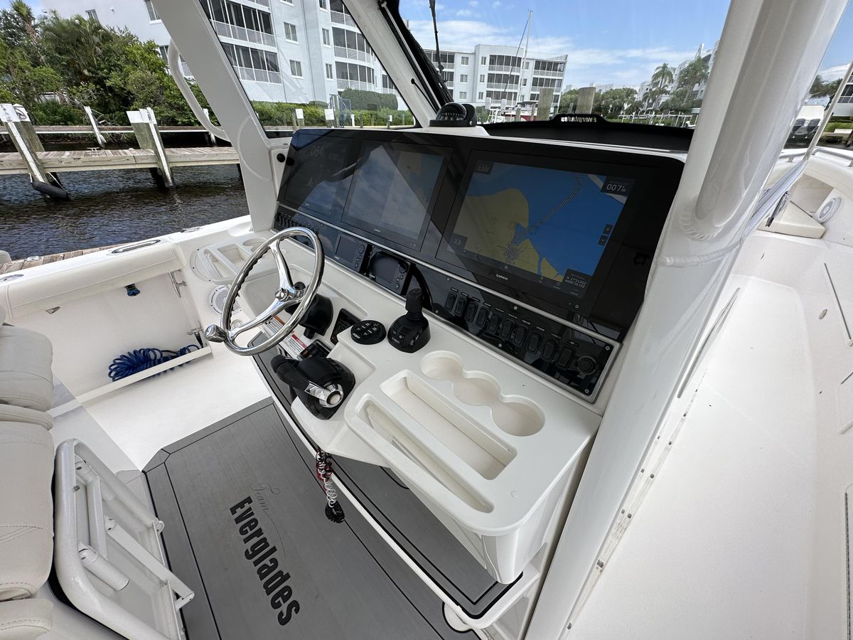 2017 Everglades 43 