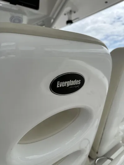 43 Everglades 435 Cc Yacht Photos Pics Everglades 435 Center Console 2017 boat interior detail with logo.