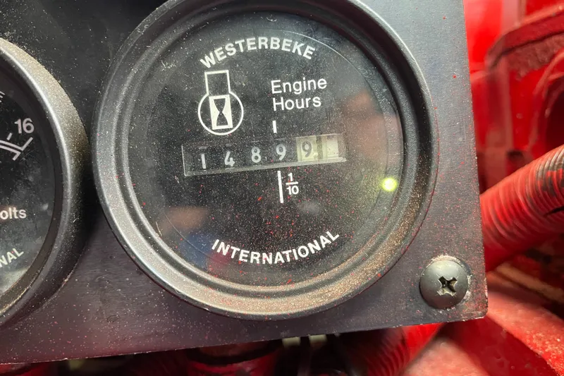 Rising Tide Yacht Photos Pics Westerbeke engine hour meter showing 1489.1 hours on a 1996 Sea Ray 400 Sedan Bridge.